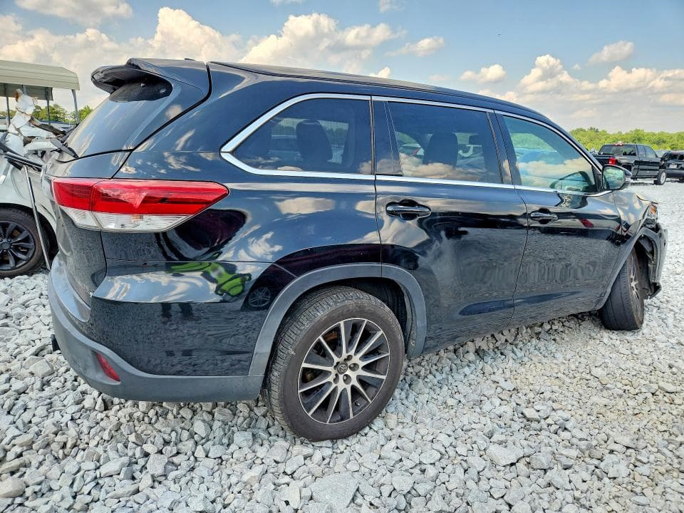 2017 TOYOTA HIGHLANDER SE 3