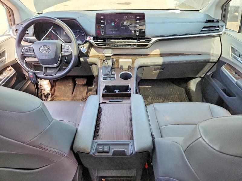2022 TOYOTA SIENNA LE 8