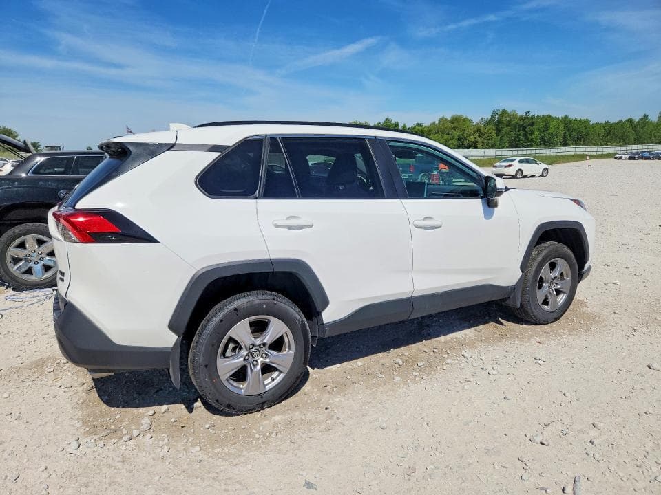 2025 TOYOTA RAV4 XLE 3