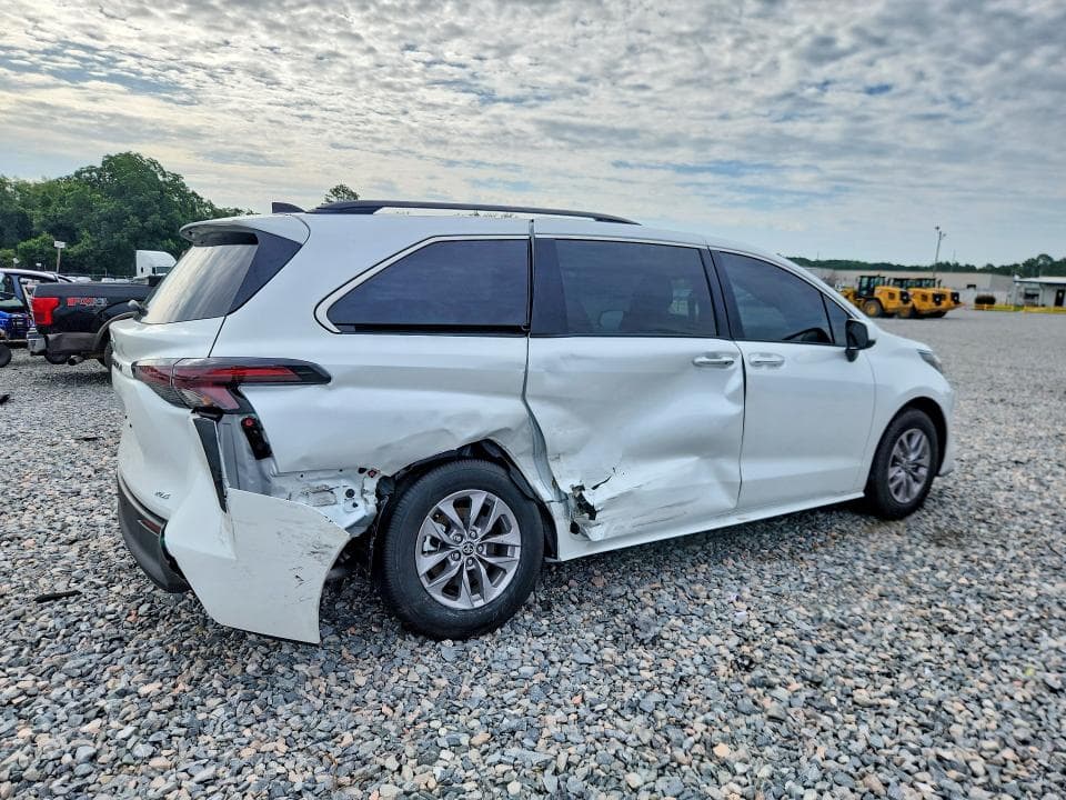 2026 TOYOTA SIENNA XLE 8-PASSENGER 3
