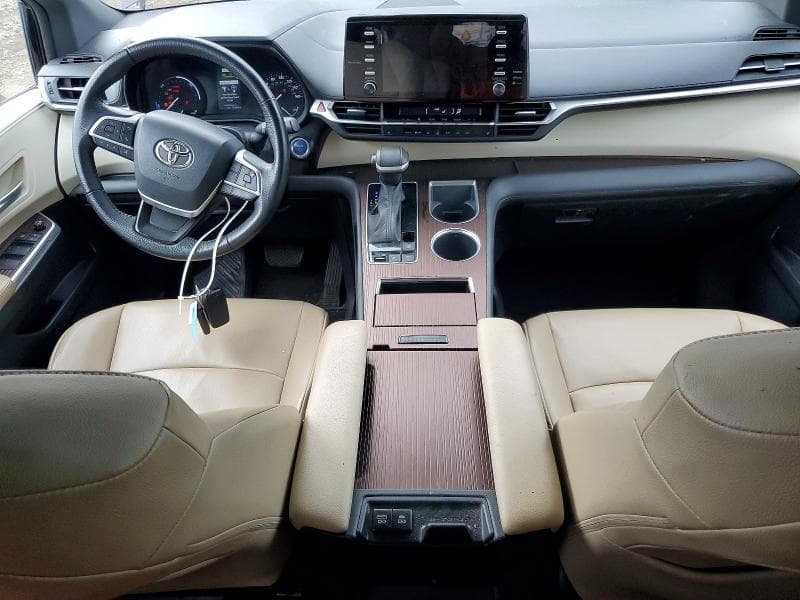 2022 TOYOTA SIENNA XLE 8