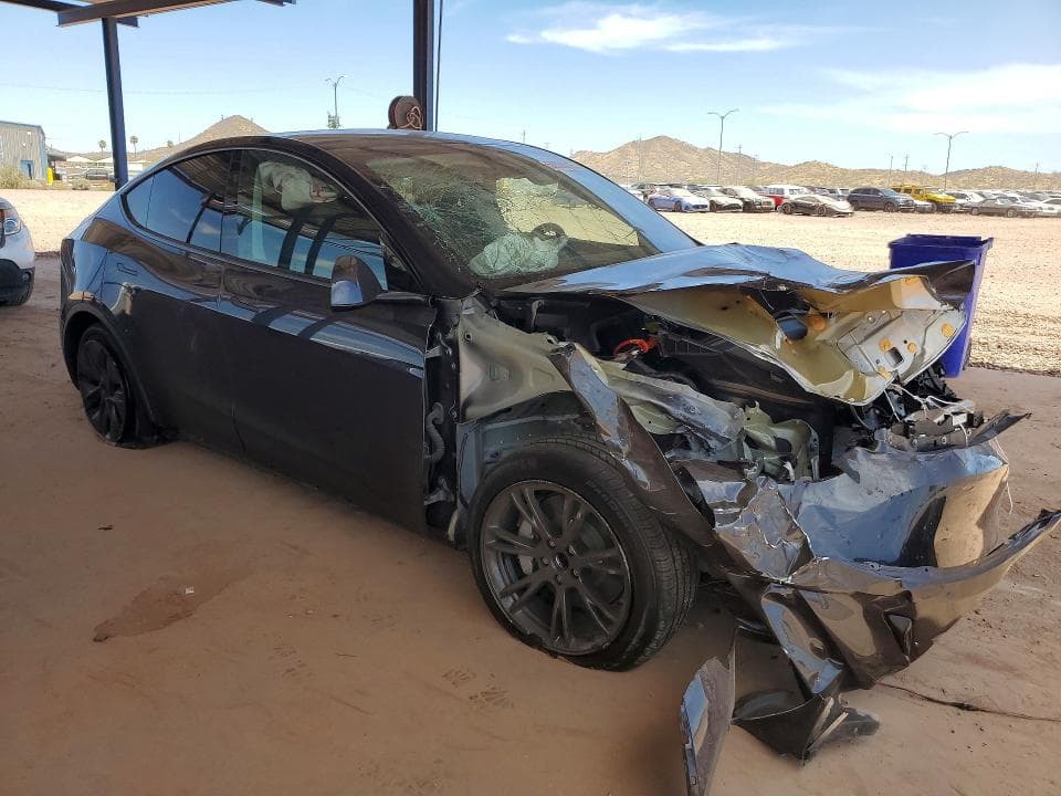 2025 TESLA MODEL Y 4
