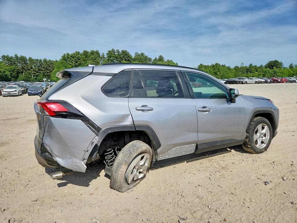 2020 TOYOTA RAV4 XLE 3