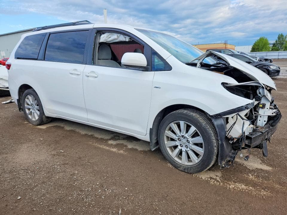 2017 TOYOTA SIENNA LE 4