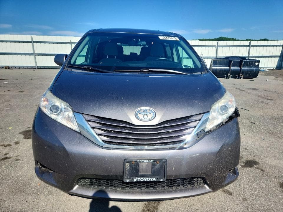 2017 TOYOTA SIENNA LE 5