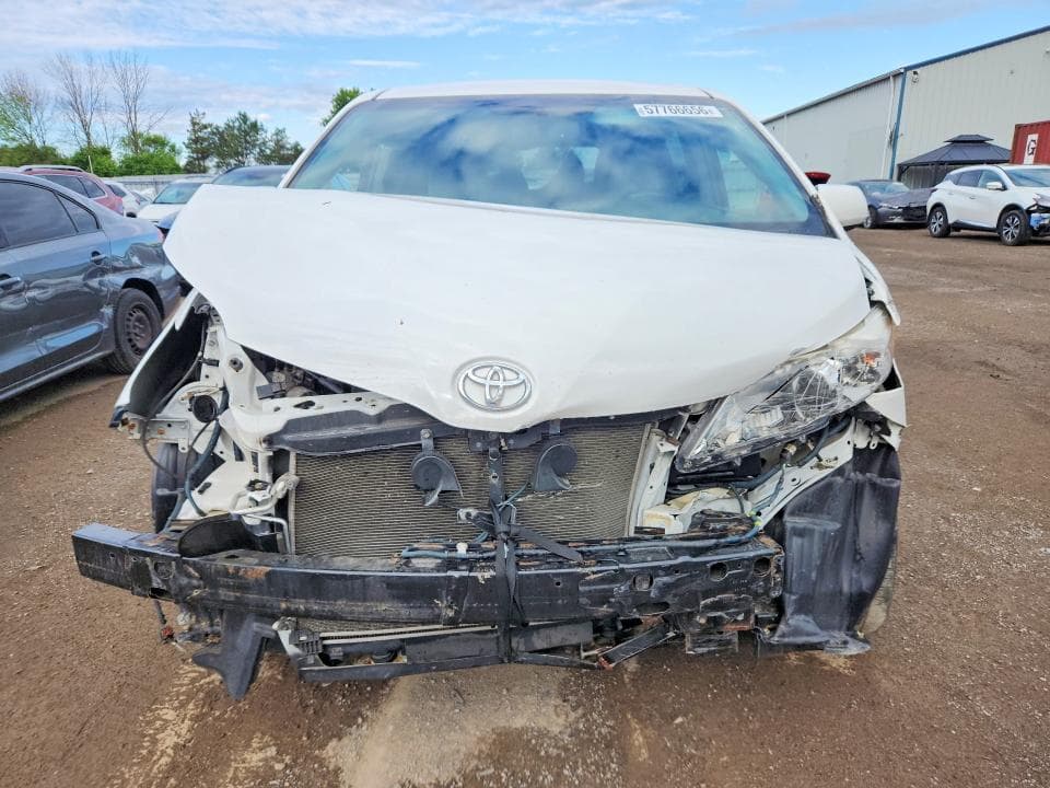 2017 TOYOTA SIENNA LE 5