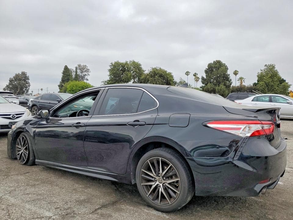 2020 TOYOTA CAMRY SE 2
