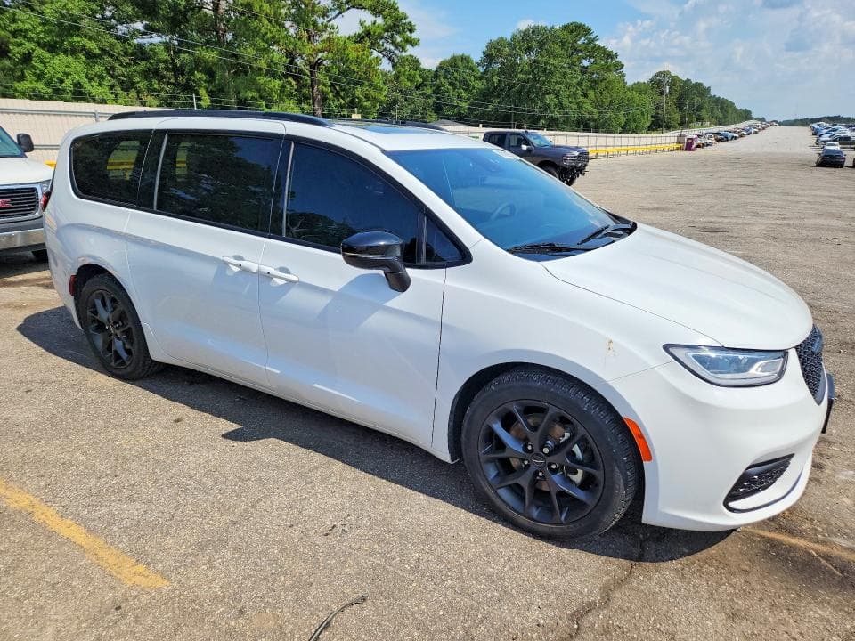 2024 CHRYSLER PACIFICA LIMITED 4