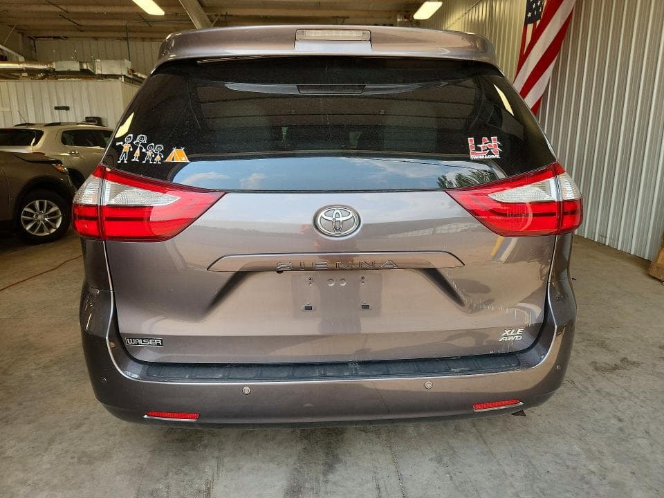 2017 TOYOTA SIENNA XLE PREMIUM 7-PASSENGER 6