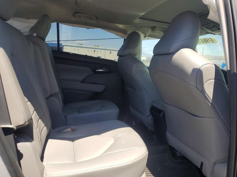 2022 TOYOTA HIGHLANDER HYBRID XLE 11