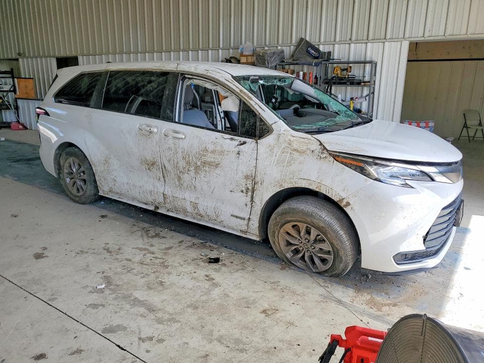 2021 TOYOTA SIENNA LE 4