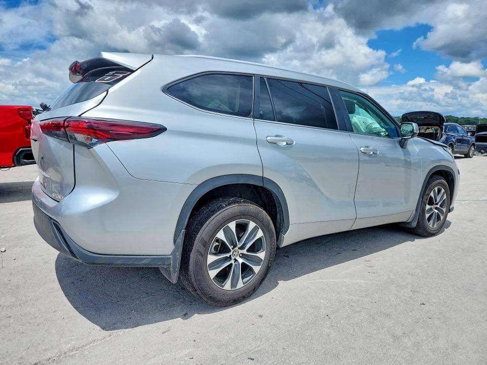 2024 TOYOTA HIGHLANDER XLE 3