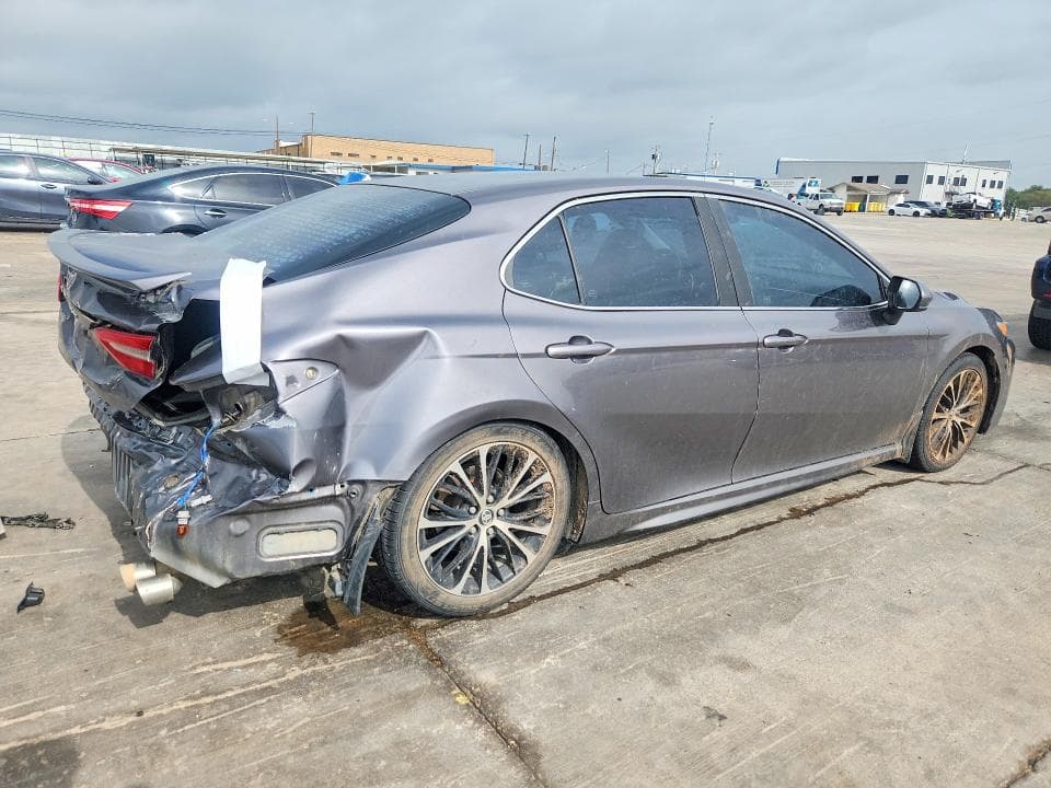 2018 TOYOTA CAMRY SE 3