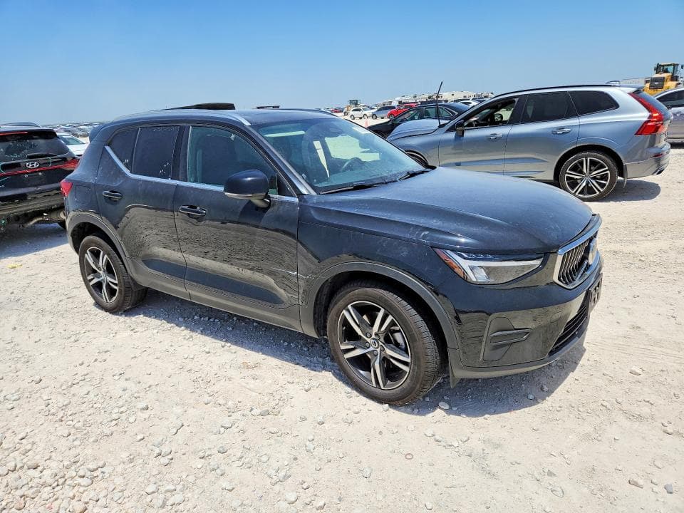 2025 VOLVO XC40 CORE 4