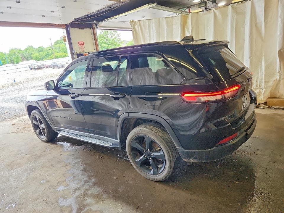 2023 JEEP GRAND CHEROKEE LAREDO 2