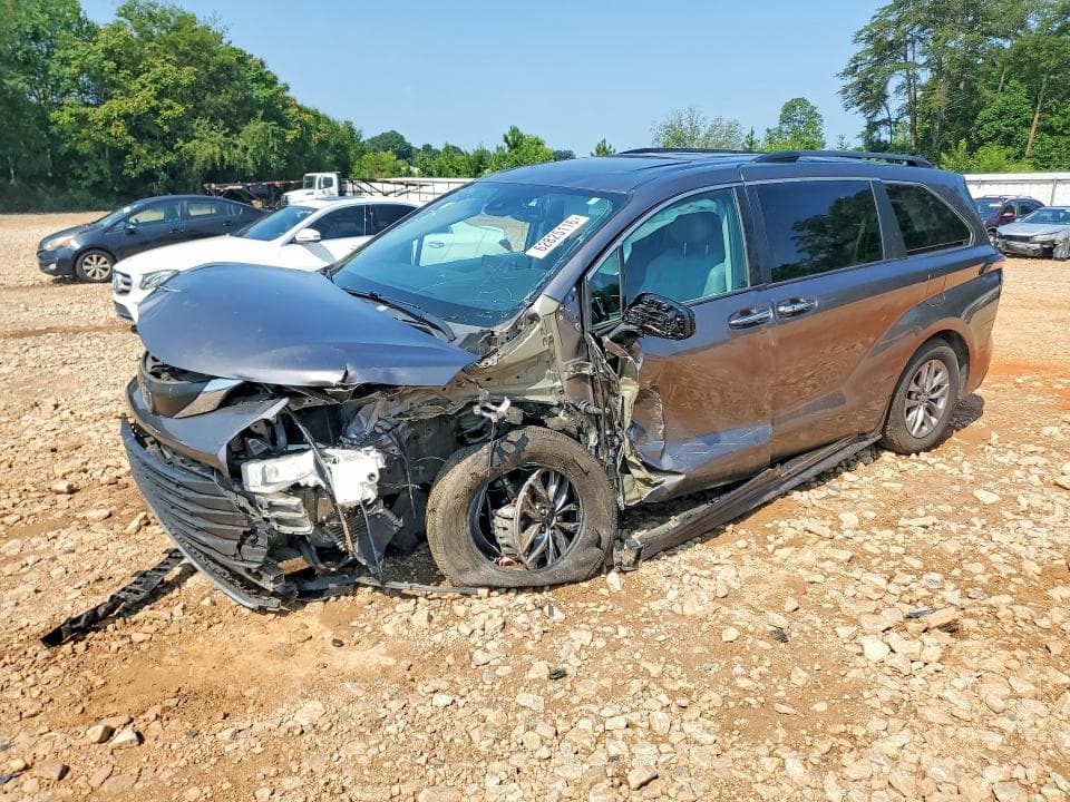 2022 TOYOTA SIENNA XLE - 1