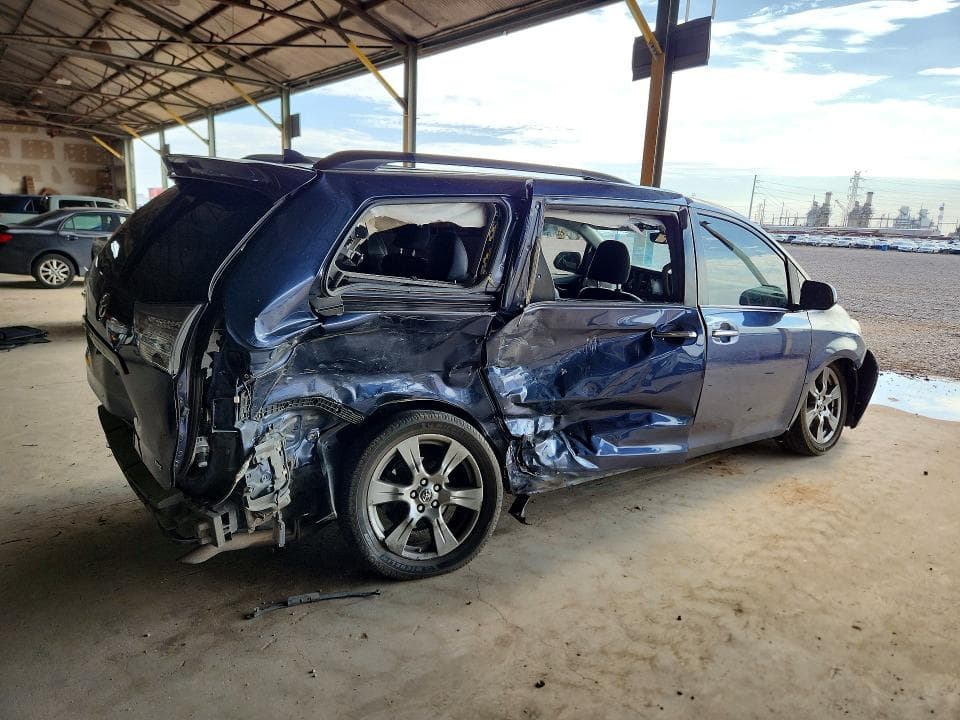 2018 TOYOTA SIENNA SE PREMIUM 8-PASSENGER 3