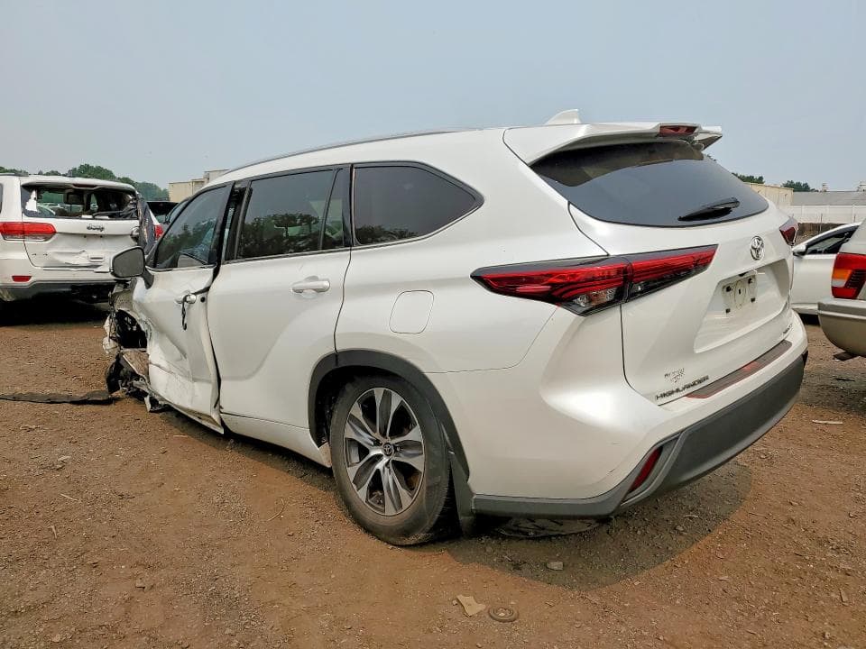 2022 TOYOTA HIGHLANDER XLE 2