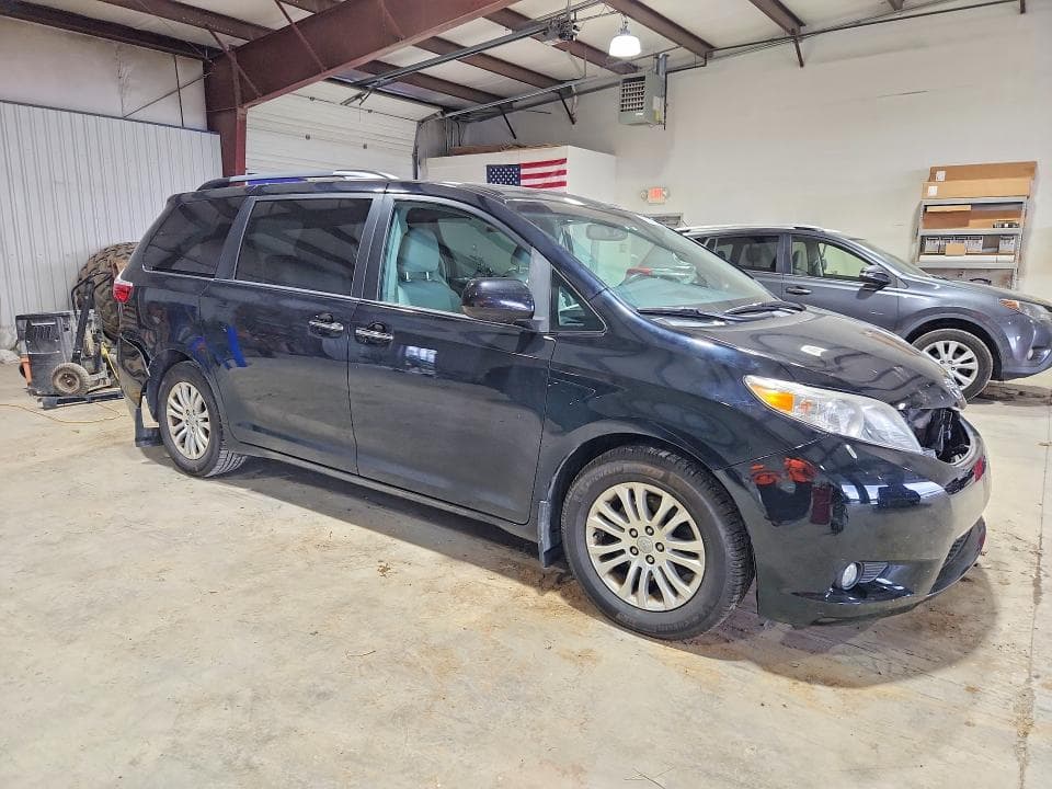 2017 TOYOTA SIENNA XLE 8-PASSENGER 4