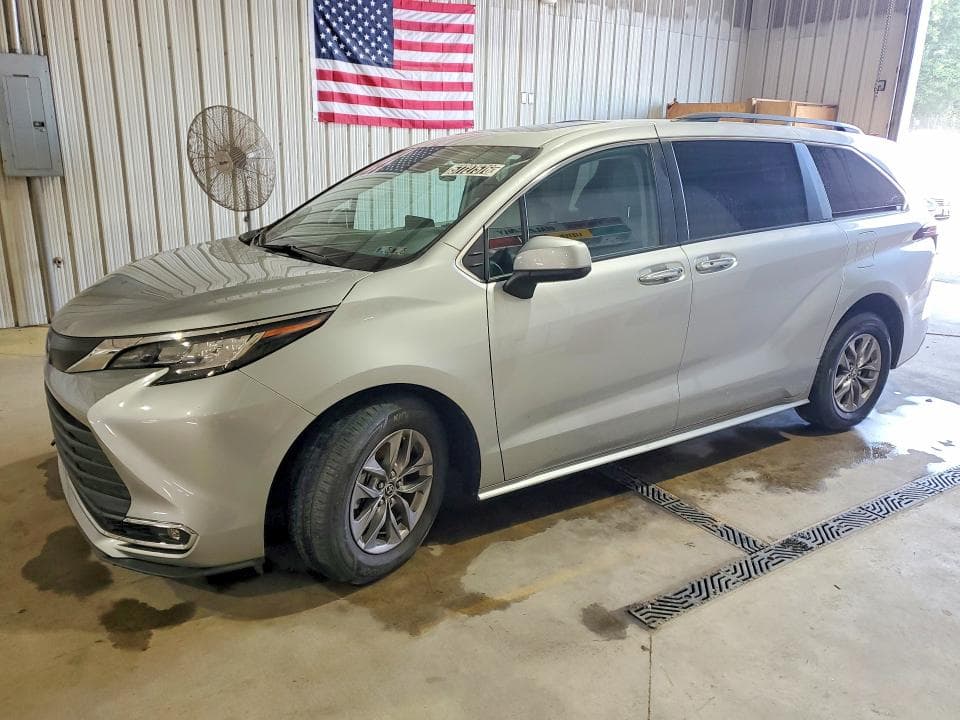 2023 TOYOTA SIENNA XLE
