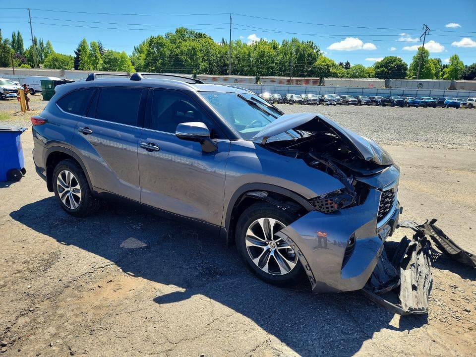 2022 TOYOTA HIGHLANDER XLE 4