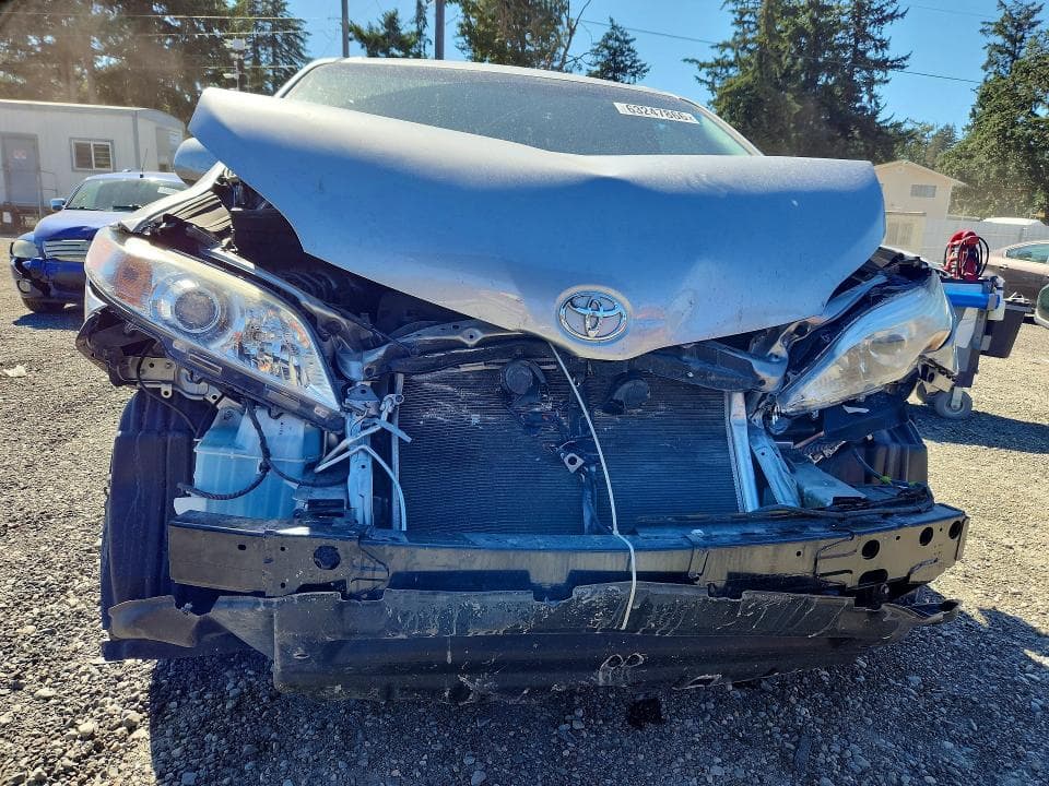 2017 TOYOTA SIENNA LE 5
