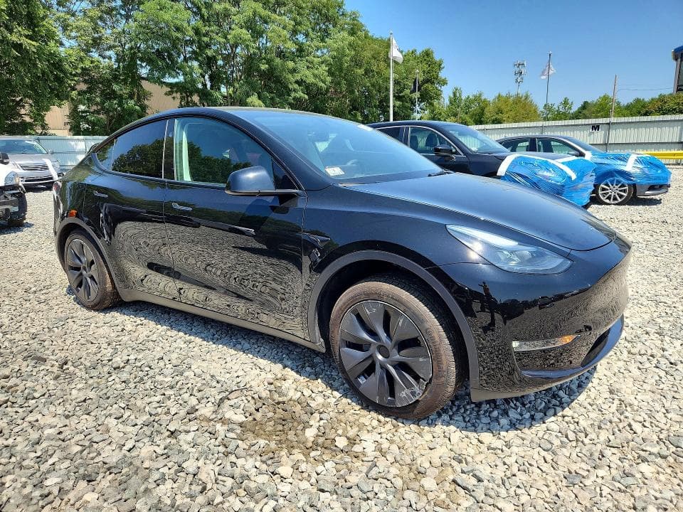 2025 TESLA MODEL Y 4