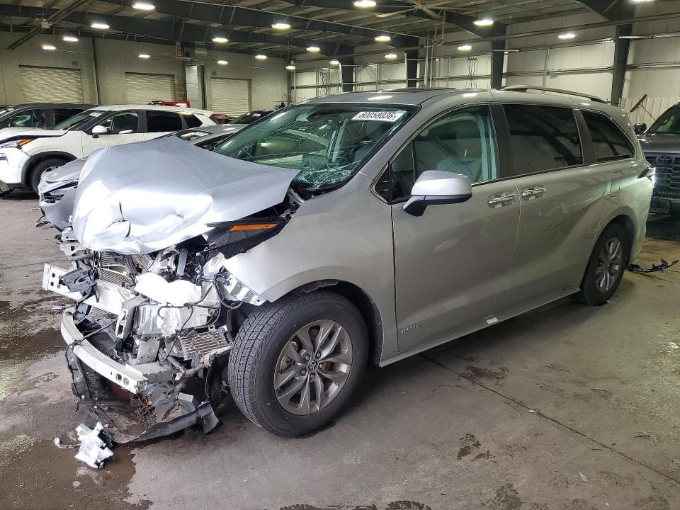 2021 TOYOTA SIENNA XLE - 1