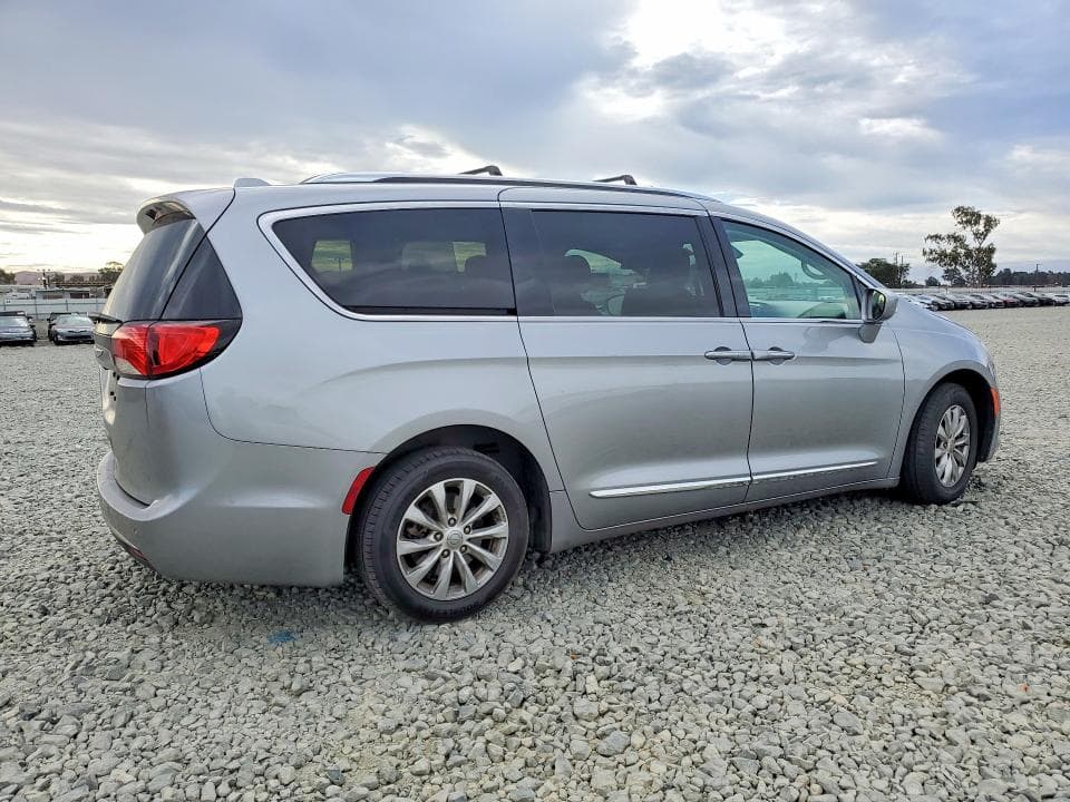 2019 CHRYSLER PACIFICA TOURING L 3