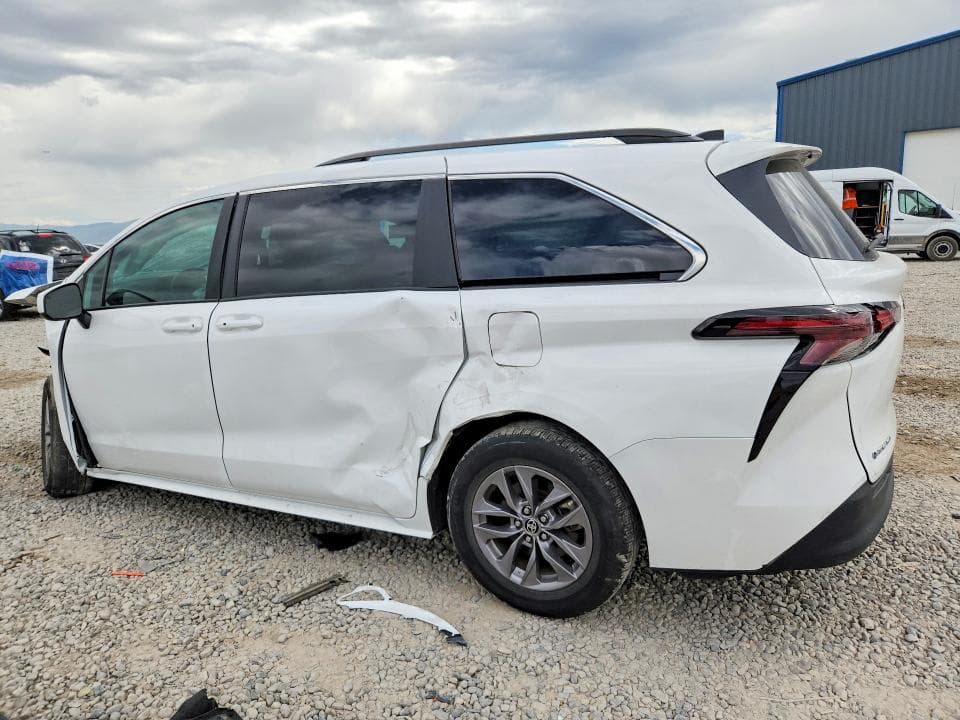 2025 TOYOTA SIENNA LE 2
