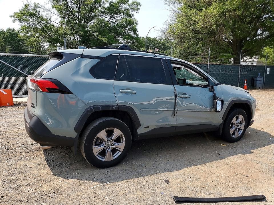 2022 TOYOTA RAV4 XLE 3