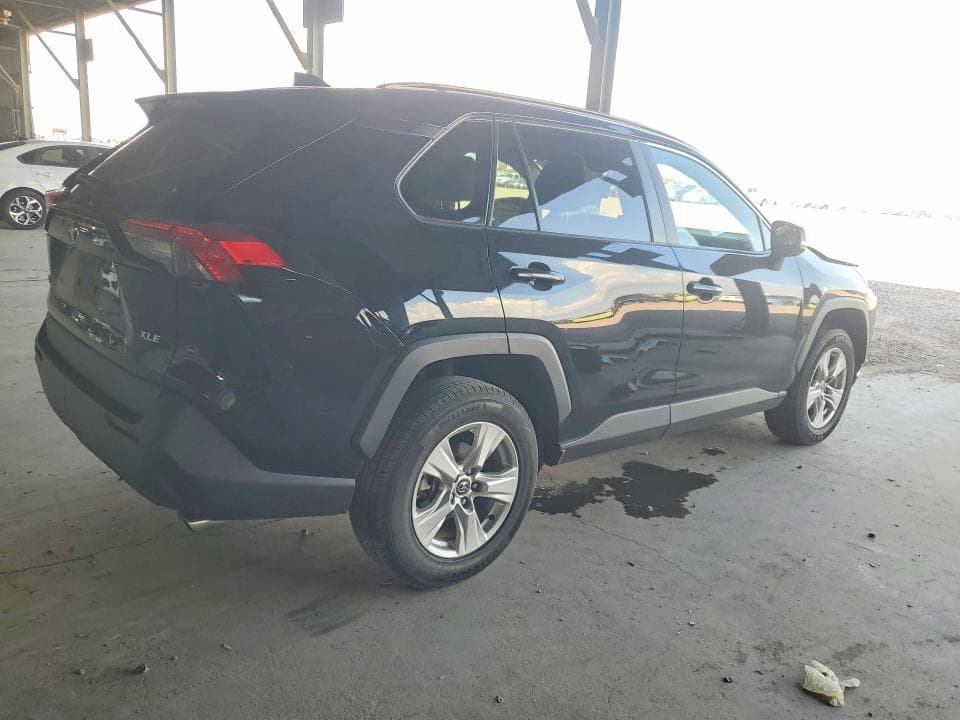 2021 TOYOTA RAV4 XLE 3