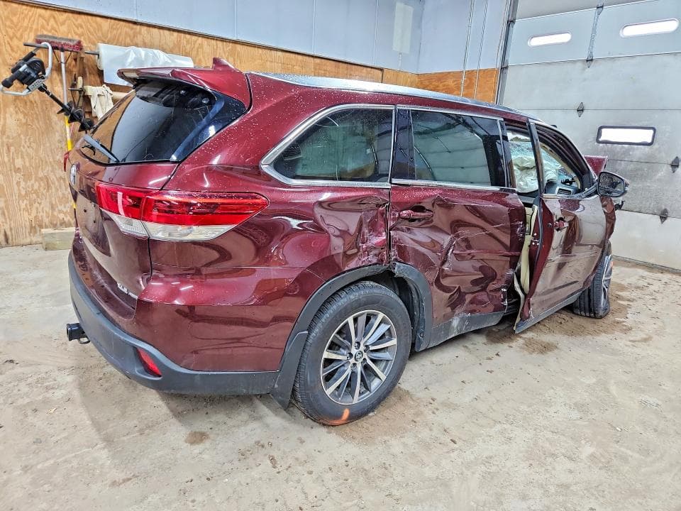 2019 TOYOTA HIGHLANDER XLE 3