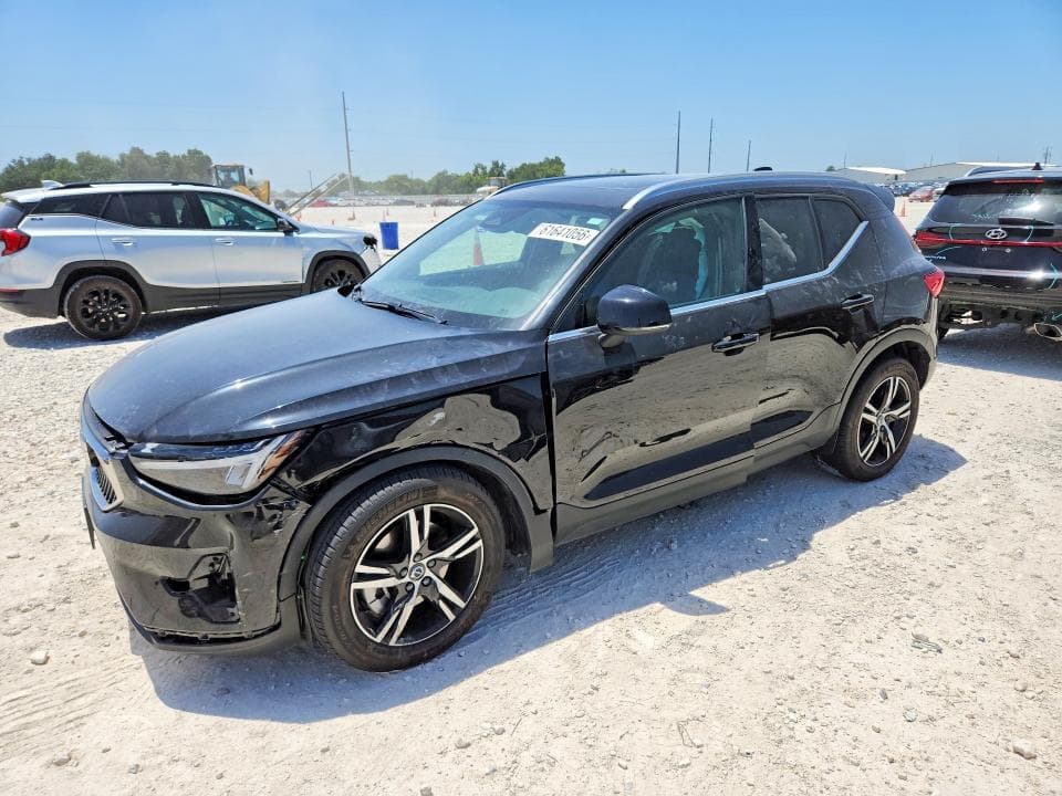 2025 VOLVO XC40 CORE