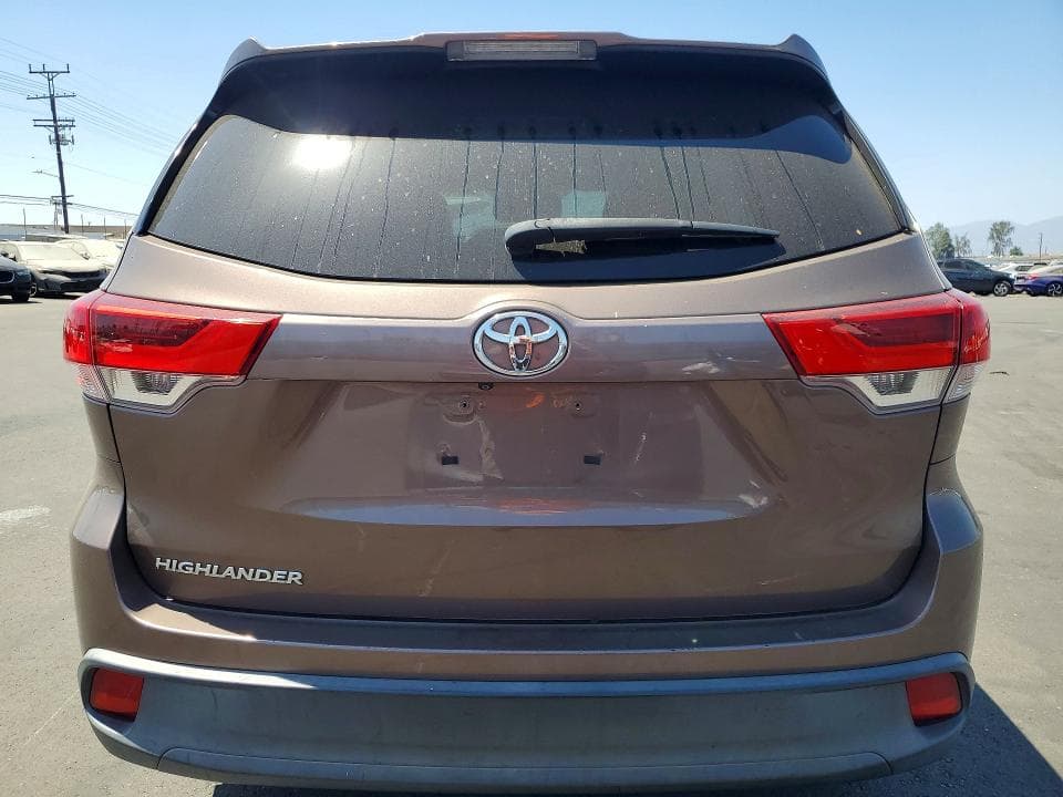 2018 TOYOTA HIGHLANDER LE 6