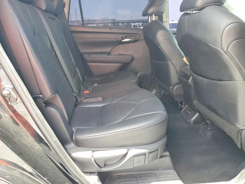 2021 TOYOTA HIGHLANDER XLE 11