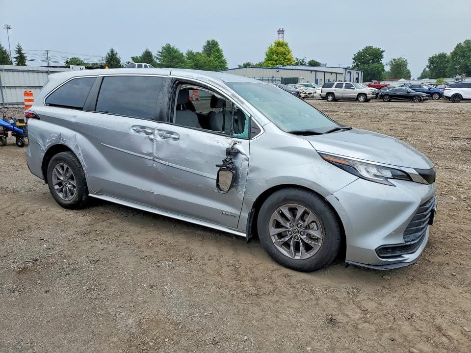 2021 TOYOTA SIENNA LE 4