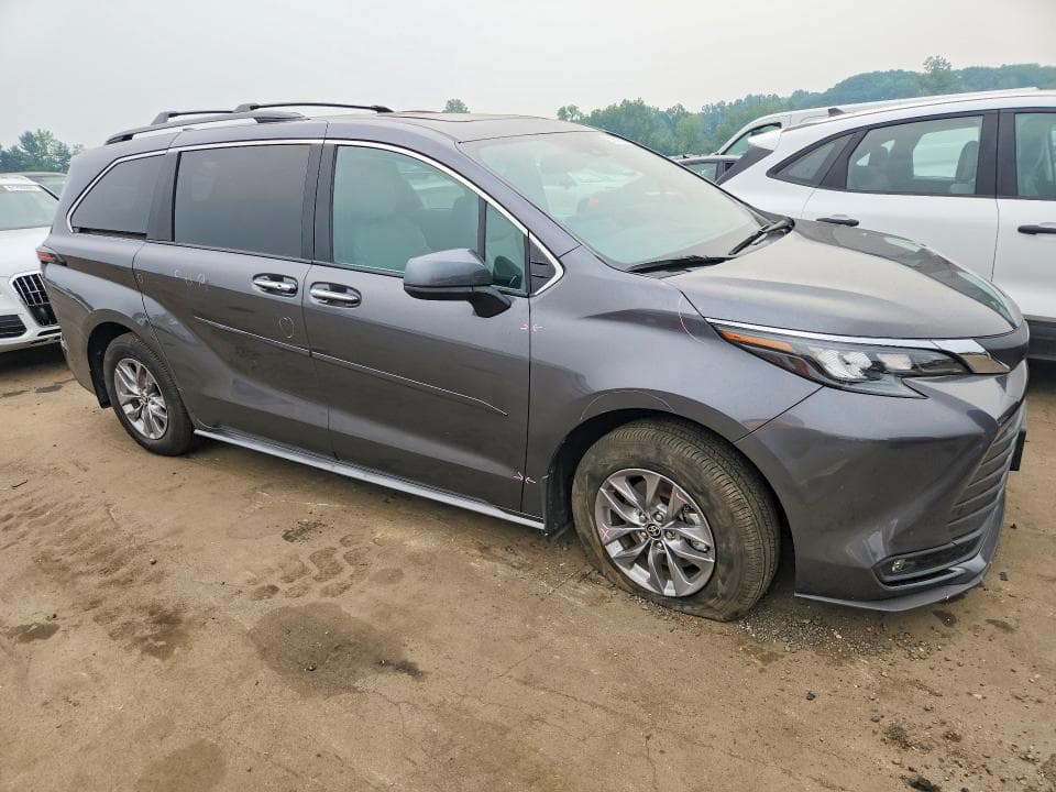 2025 TOYOTA SIENNA XLE 8-PASSENGER 4