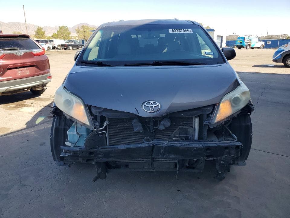 2017 TOYOTA SIENNA XLE PREMIUM 8-PASSENGER 5