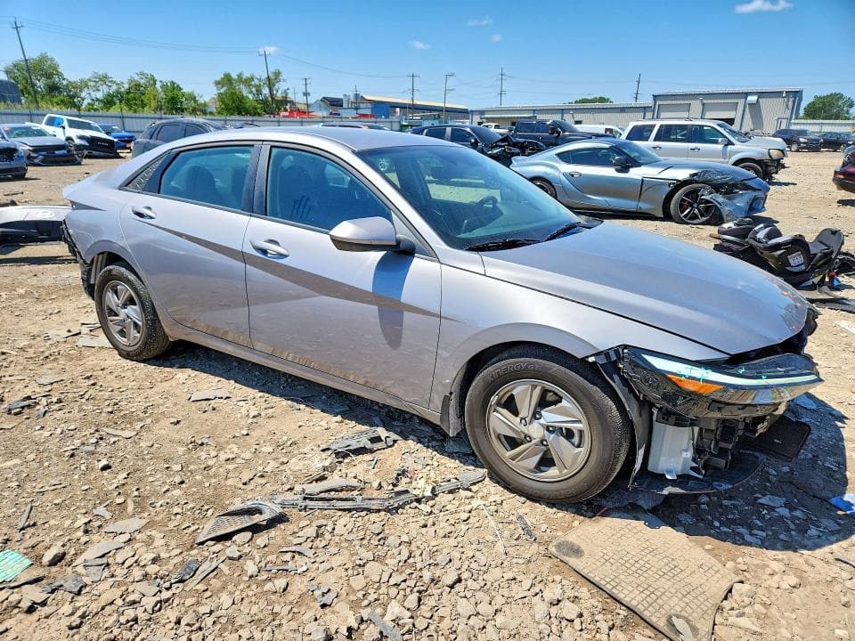 2025 HYUNDAI ELANTRA SE 4