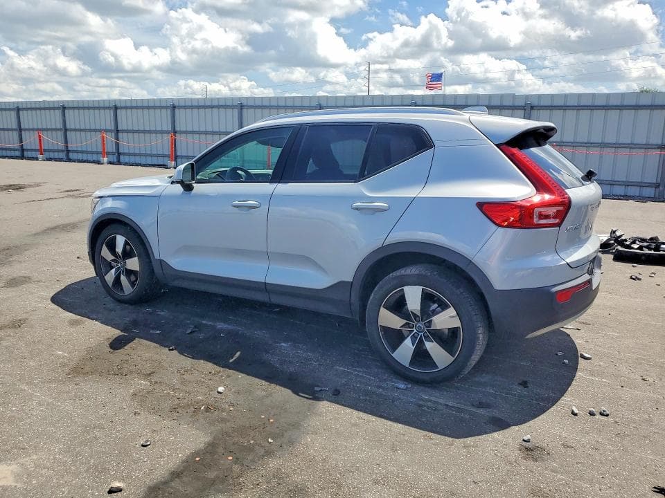 2021 VOLVO XC40 T5 MOMENTUM 2