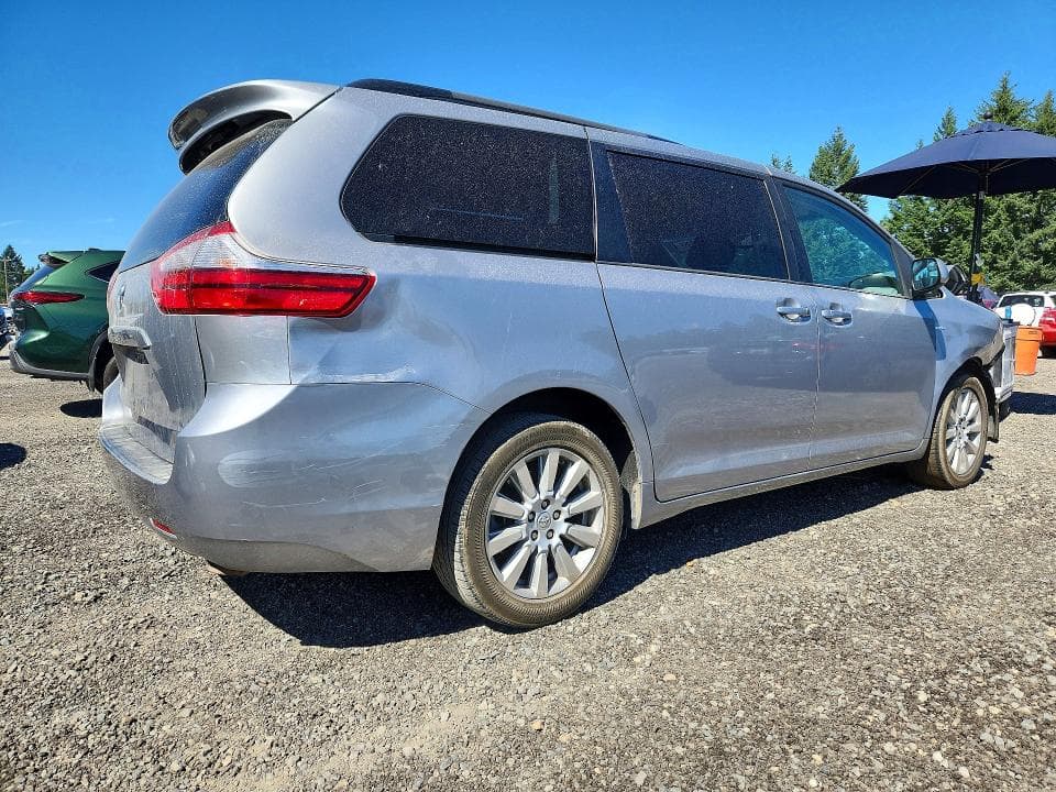 2017 TOYOTA SIENNA LE 3