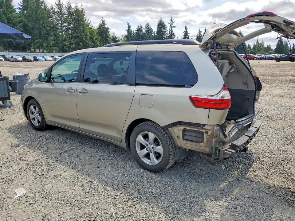 2017 TOYOTA SIENNA LE 2