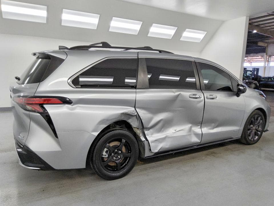 2021 TOYOTA SIENNA XSE 3
