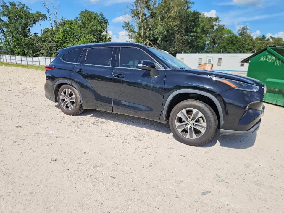2021 TOYOTA HIGHLANDER XLE 4
