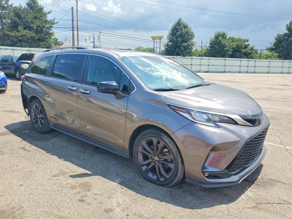 2022 TOYOTA SIENNA XSE 4