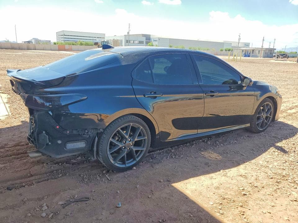 2019 TOYOTA CAMRY XLE 3