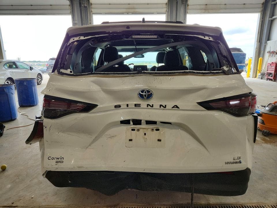 2023 TOYOTA SIENNA LE 6