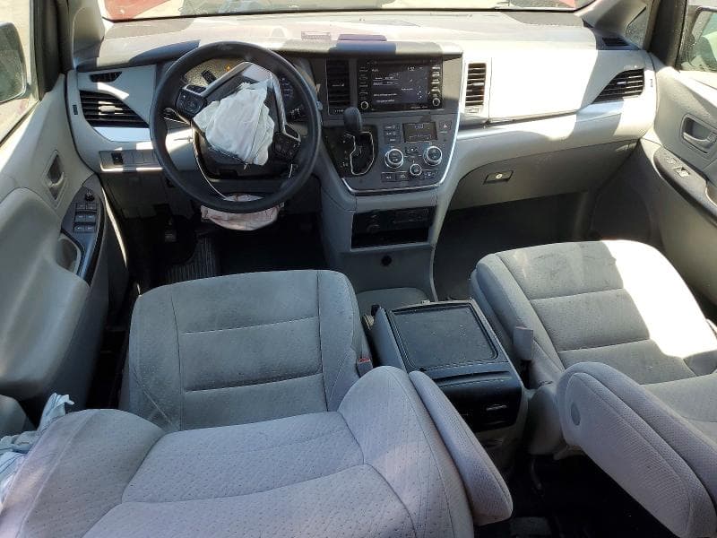 2019 TOYOTA SIENNA LE 8