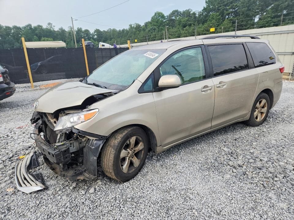 2017 TOYOTA SIENNA LE - 1